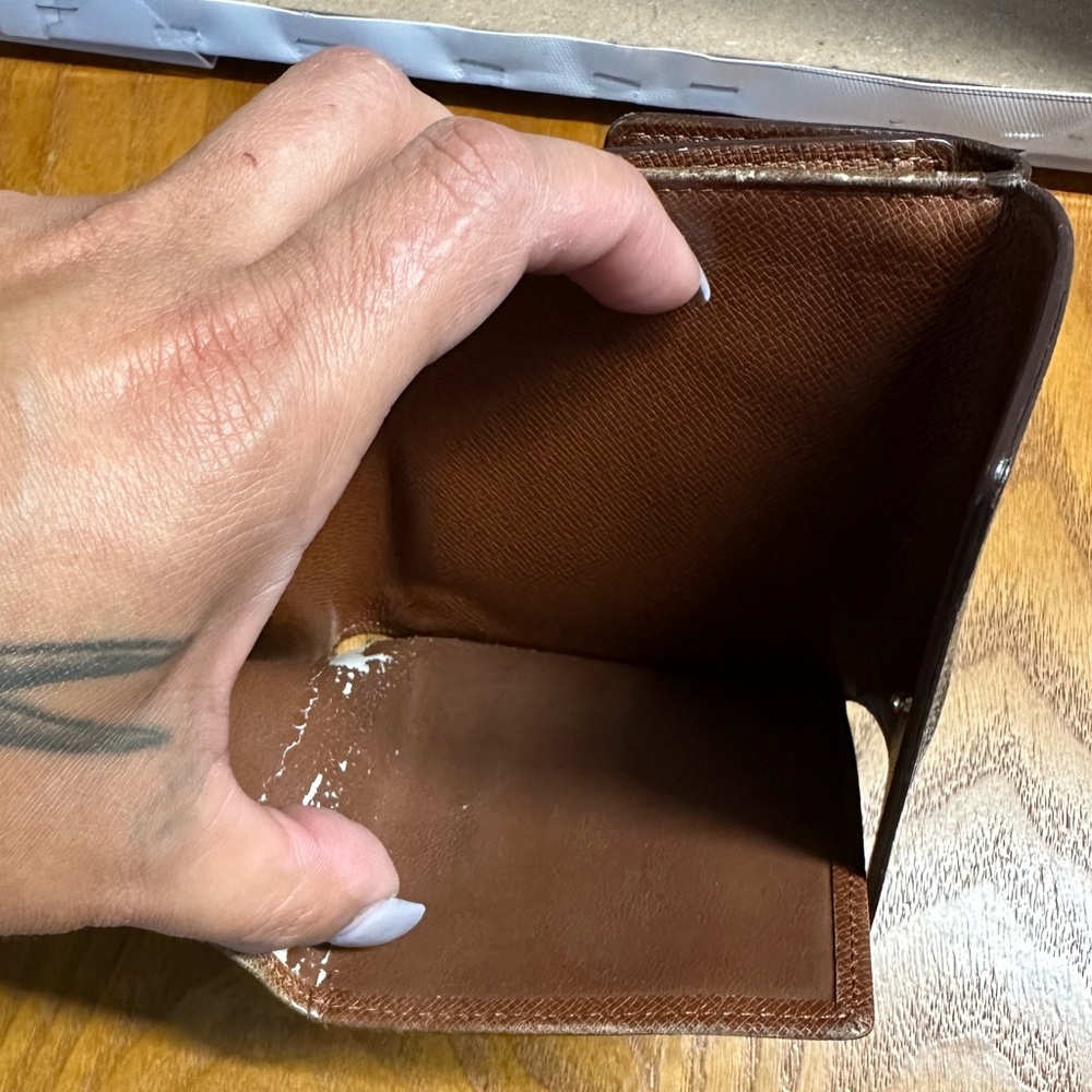 Authentic Louis Vuitton compact wallet - Picture 9 of 10